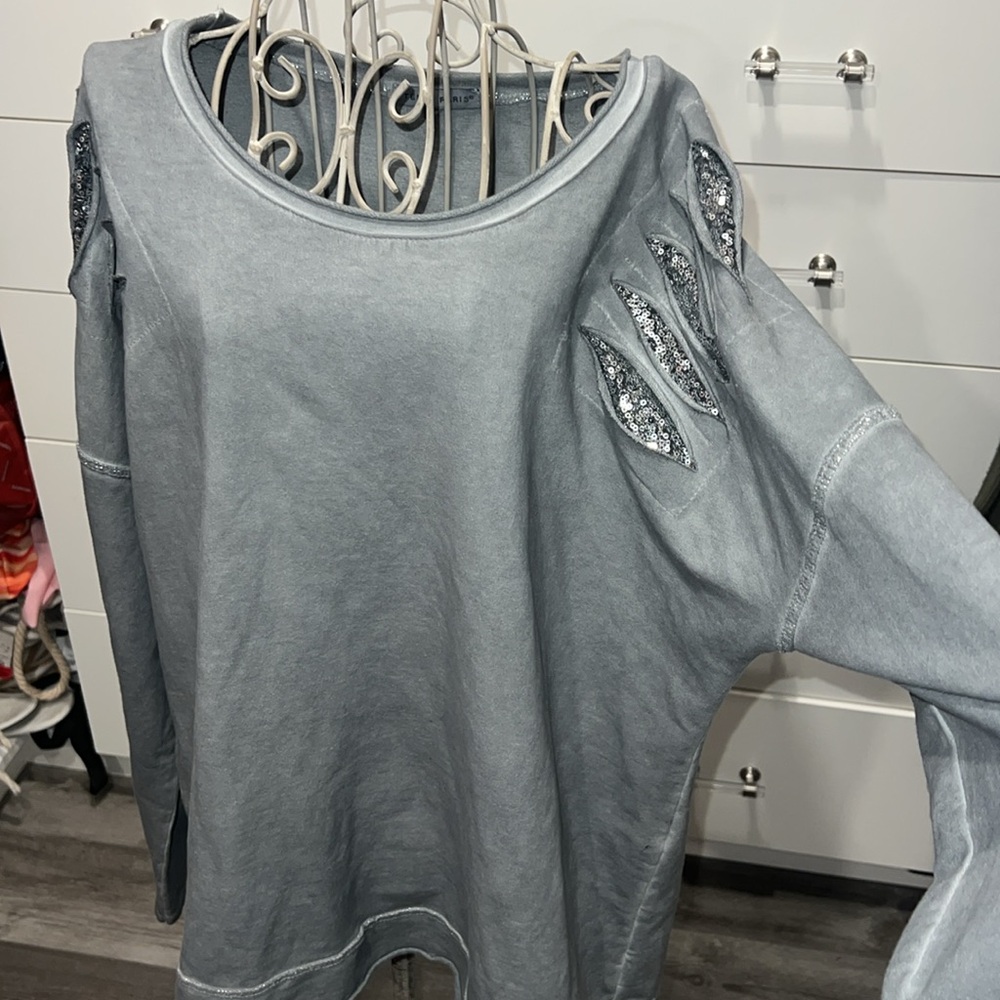 NWOT Tempo Paris lightweight top with sequin and skull details, size M/L